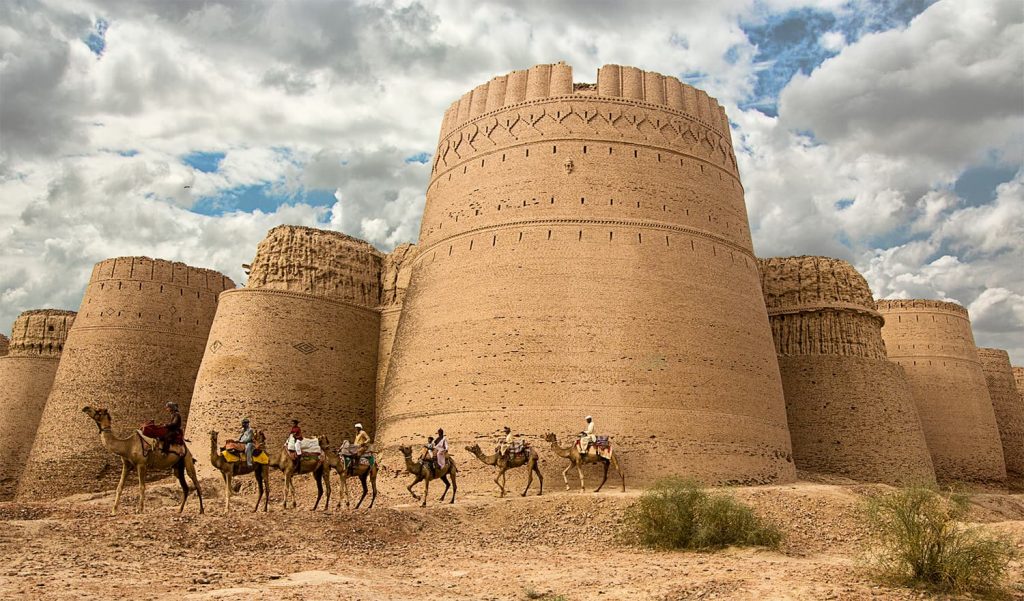 Derawar Fort in Bahawalpur, Punjab, Pakistan Photo by Tahsin Shah (Own work) [CC BY-SA 4.0 (http://creativecommons.org/licenses/by-sa/4.0)], via Wikimedia Commons
